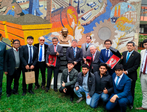 Promoción-de-Ingenieros-de-Minas-de-la-UNI-develó-busto-en-homenaje-al-Ing.-Oscar-Gonzáles-Rocha