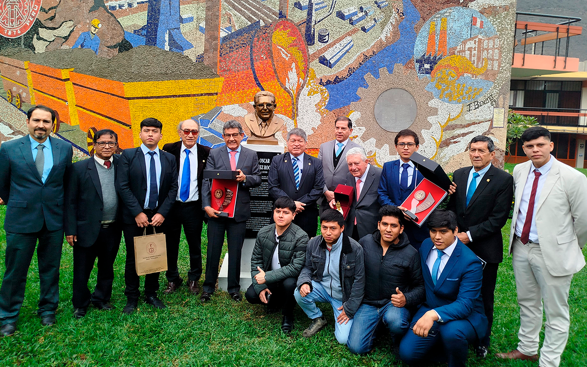 Promoción-de-Ingenieros-de-Minas-de-la-UNI-develó-busto-en-homenaje-al-Ing.-Oscar-Gonzáles-Rocha